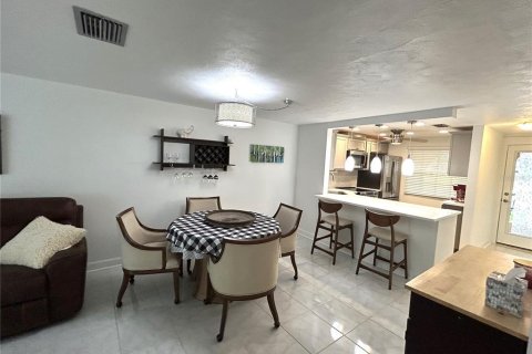 Condo in New Port Richey, Florida, 2 bedrooms  № 2218187 - photo 9