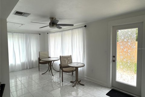 Condo in New Port Richey, Florida, 2 bedrooms  № 2218187 - photo 17