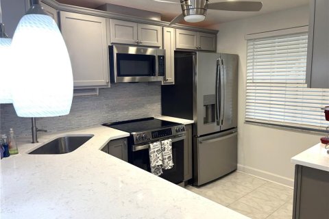 Condo in New Port Richey, Florida, 2 bedrooms  № 2218187 - photo 5