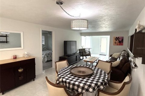 Condo in New Port Richey, Florida, 2 bedrooms  № 2218187 - photo 10