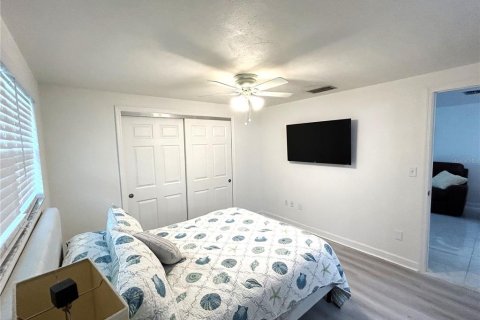 Condo in New Port Richey, Florida, 2 bedrooms  № 2218187 - photo 13