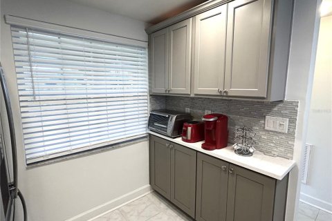 Condo in New Port Richey, Florida, 2 bedrooms  № 2218187 - photo 7