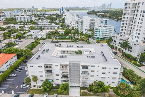 Condominio en alquiler en Bay Harbor Islands, Florida, 1 dormitorio, 85.38 m2 № 2054984 - foto 20