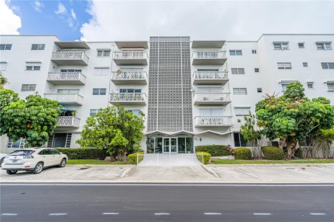 Condominio en alquiler en Bay Harbor Islands, Florida, 1 dormitorio, 85.38 m2 № 2054984 - foto 2