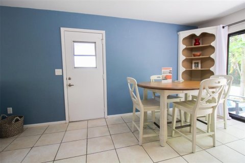 House in Venice, Florida 2 bedrooms, 86.86 sq.m. № 220809 - photo 12