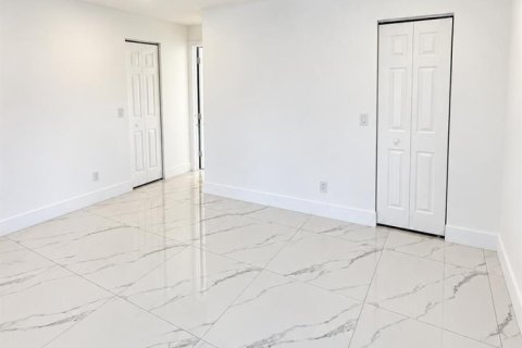 Villa ou maison à vendre à Pembroke Pines, Floride: 4 chambres, 187.11 m2 № 2439292 - photo 4