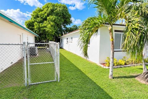 Villa ou maison à vendre à Pembroke Pines, Floride: 4 chambres, 187.11 m2 № 2439292 - photo 17