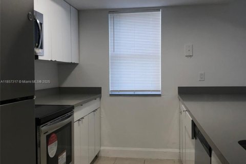 Condo in Miami, Florida, 2 bedrooms  № 1887712 - photo 7
