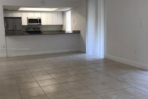 Condo in Miami, Florida, 2 bedrooms  № 1887712 - photo 3