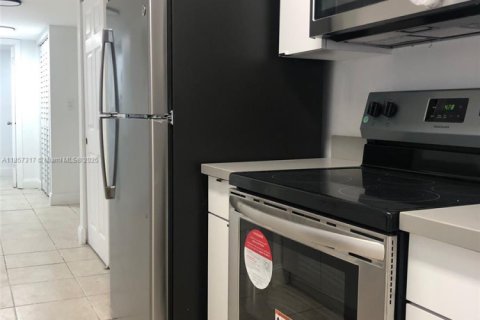 Condo in Miami, Florida, 2 bedrooms  № 1887712 - photo 12