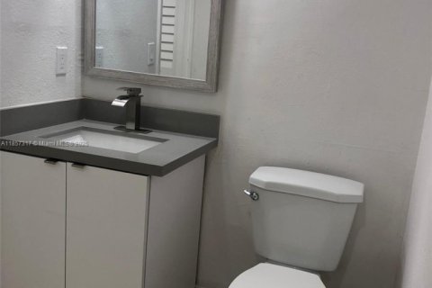 Condo in Miami, Florida, 2 bedrooms  № 1887712 - photo 17