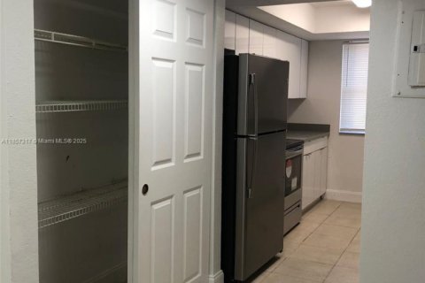 Condo in Miami, Florida, 2 bedrooms  № 1887712 - photo 10