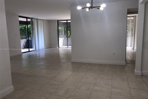 Condo in Miami, Florida, 2 bedrooms  № 1887712 - photo 2