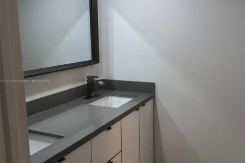 Condo in Miami, Florida, 2 bedrooms  № 1887712 - photo 25