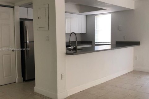 Condo in Miami, Florida, 2 bedrooms  № 1887712 - photo 6
