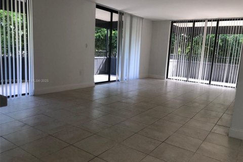 Condo in Miami, Florida, 2 bedrooms  № 1887712 - photo 4