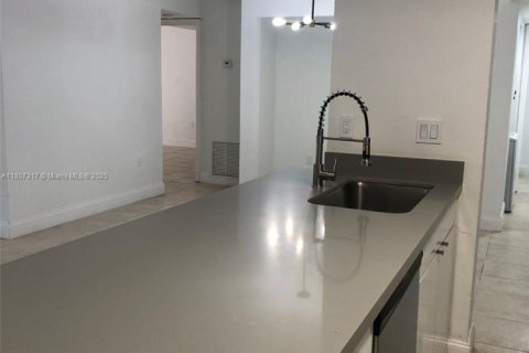 Condo in Miami, Florida, 2 bedrooms  № 1887712 - photo 11