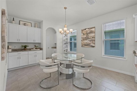 House in Winter Garden, Florida 4 bedrooms, 229.65 sq.m. № 1686461 - photo 9