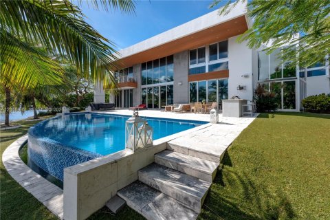 House in Hallandale Beach, Florida 6 bedrooms, 627.55 sq.m. № 2247506 - photo 26