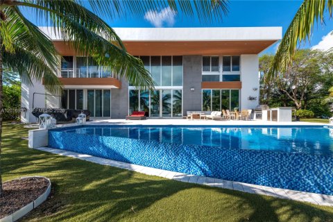 House in Hallandale Beach, Florida 6 bedrooms, 627.55 sq.m. № 2247506 - photo 22
