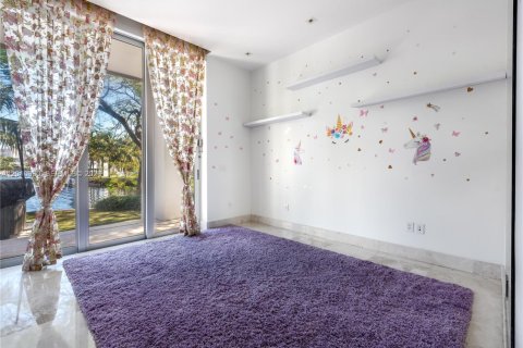 House in Hallandale Beach, Florida 6 bedrooms, 627.55 sq.m. № 2247506 - photo 15