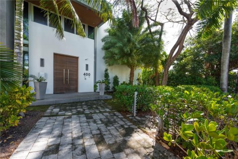 House in Hallandale Beach, Florida 6 bedrooms, 627.55 sq.m. № 2247506 - photo 18
