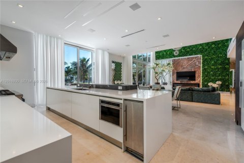 House in Hallandale Beach, Florida 6 bedrooms, 627.55 sq.m. № 2247506 - photo 8