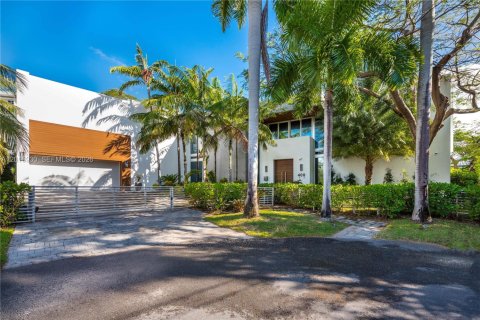 House in Hallandale Beach, Florida 6 bedrooms, 627.55 sq.m. № 2247506 - photo 20