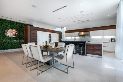 House in Hallandale Beach, Florida 6 bedrooms, 627.55 sq.m. № 2247506 - photo 3