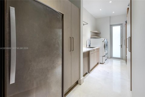 House in Hallandale Beach, Florida 6 bedrooms, 627.55 sq.m. № 2247506 - photo 12