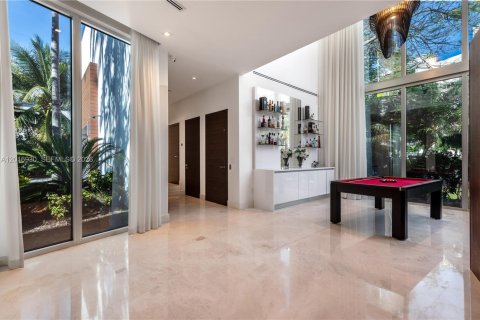 House in Hallandale Beach, Florida 6 bedrooms, 627.55 sq.m. № 2247506 - photo 10