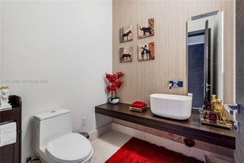 House in Hallandale Beach, Florida 6 bedrooms, 627.55 sq.m. № 2247506 - photo 13