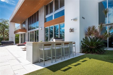 House in Hallandale Beach, Florida 6 bedrooms, 627.55 sq.m. № 2247506 - photo 27