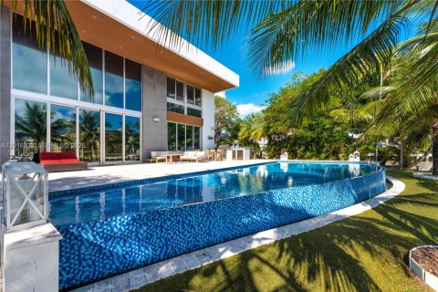 House in Hallandale Beach, Florida 6 bedrooms, 627.55 sq.m. № 2247506 - photo 25