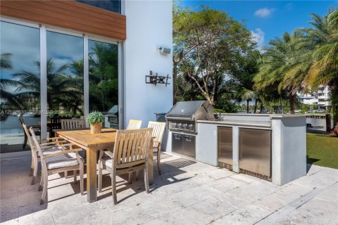 House in Hallandale Beach, Florida 6 bedrooms, 627.55 sq.m. № 2247506 - photo 28