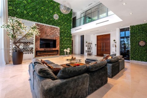 House in Hallandale Beach, Florida 6 bedrooms, 627.55 sq.m. № 2247506 - photo 5