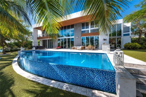House in Hallandale Beach, Florida 6 bedrooms, 627.55 sq.m. № 2247506