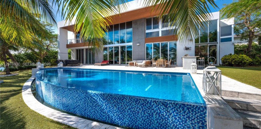 House in Hallandale Beach, Florida 6 bedrooms, 627.55 sq.m. № 2247506
