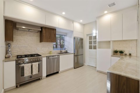 Купить виллу или дом в Майами-Бич, Флорида 4 спальни, 177.26м2, № 1990492 - фото 9