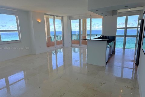 Copropriété à louer à Hallandale Beach, Floride: 3 chambres, 143.07 m2 № 1966846 - photo 2
