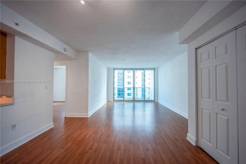 Condominio en alquiler en North Bay Village, Florida, 1 dormitorio, 76.64 m2 № 1948268 - foto 8