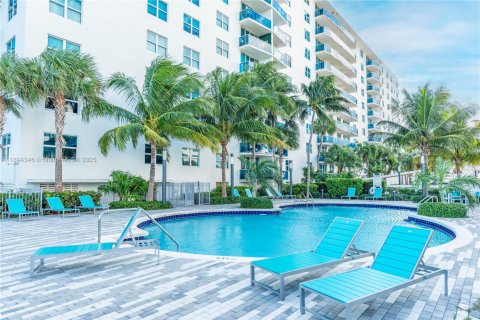 Condominio en alquiler en North Bay Village, Florida, 1 dormitorio, 76.64 m2 № 1948268 - foto 2