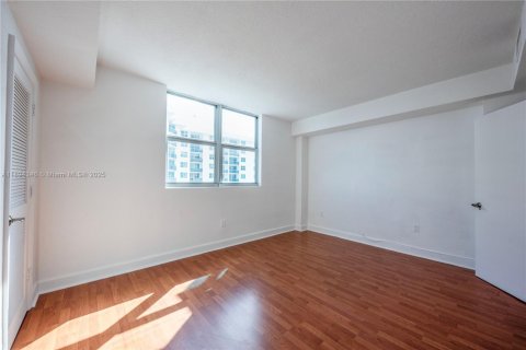 Condominio en alquiler en North Bay Village, Florida, 1 dormitorio, 76.64 m2 № 1948268 - foto 16