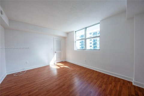 Condominio en alquiler en North Bay Village, Florida, 1 dormitorio, 76.64 m2 № 1948268 - foto 17