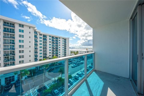 Condominio en alquiler en North Bay Village, Florida, 1 dormitorio, 76.64 m2 № 1948268 - foto 11