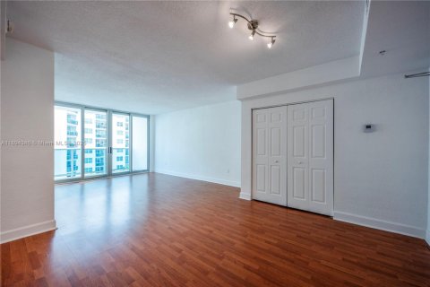 Condominio en alquiler en North Bay Village, Florida, 1 dormitorio, 76.64 m2 № 1948268 - foto 7