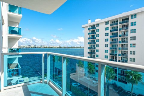 Condominio en alquiler en North Bay Village, Florida, 1 dormitorio, 76.64 m2 № 1948268 - foto 10