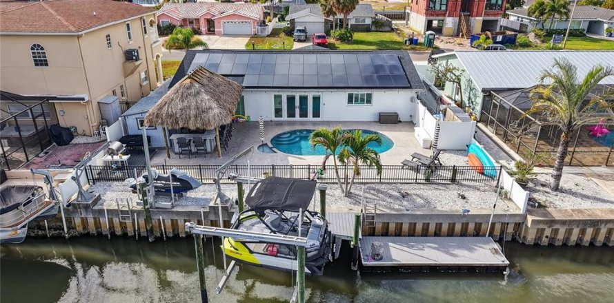 House in Dunedin, Florida 3 bedrooms, 133.41 sq.m. № 2103813