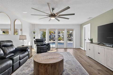 House in Dunedin, Florida 3 bedrooms, 133.41 sq.m. № 2103813 - photo 14