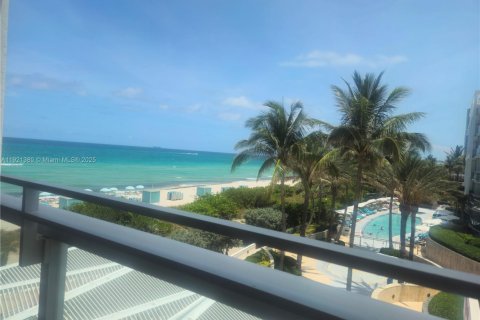 Copropriété à louer à Miami Beach, Floride: 1 chambre, 66.89 m2 № 1975544 - photo 1